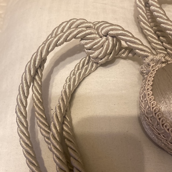 Curtain holders - Picture 4 of 7